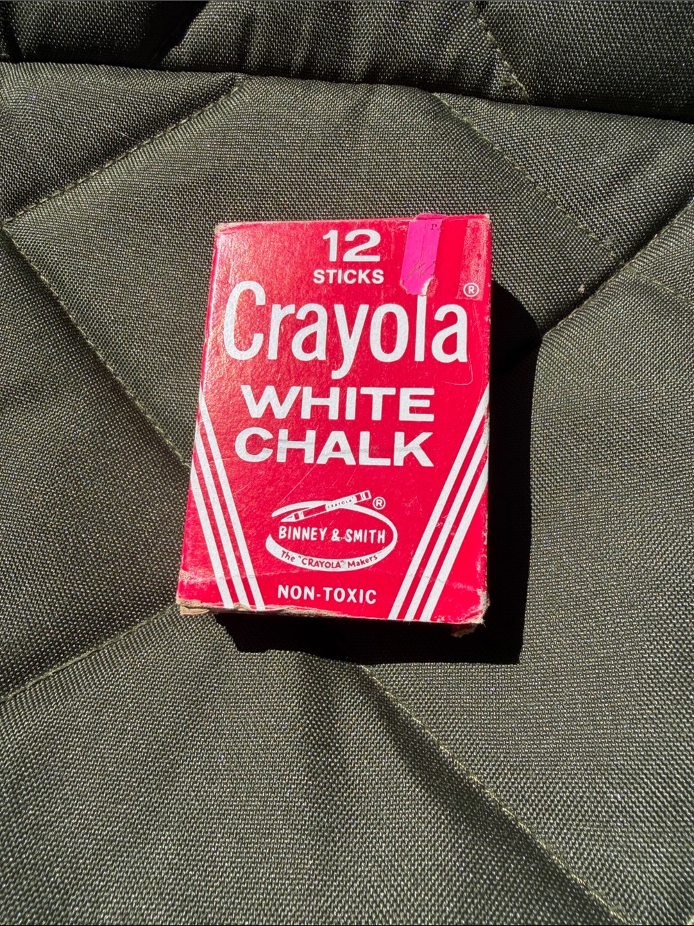 Crayola White Chalk in Red Box - 12 Sticks